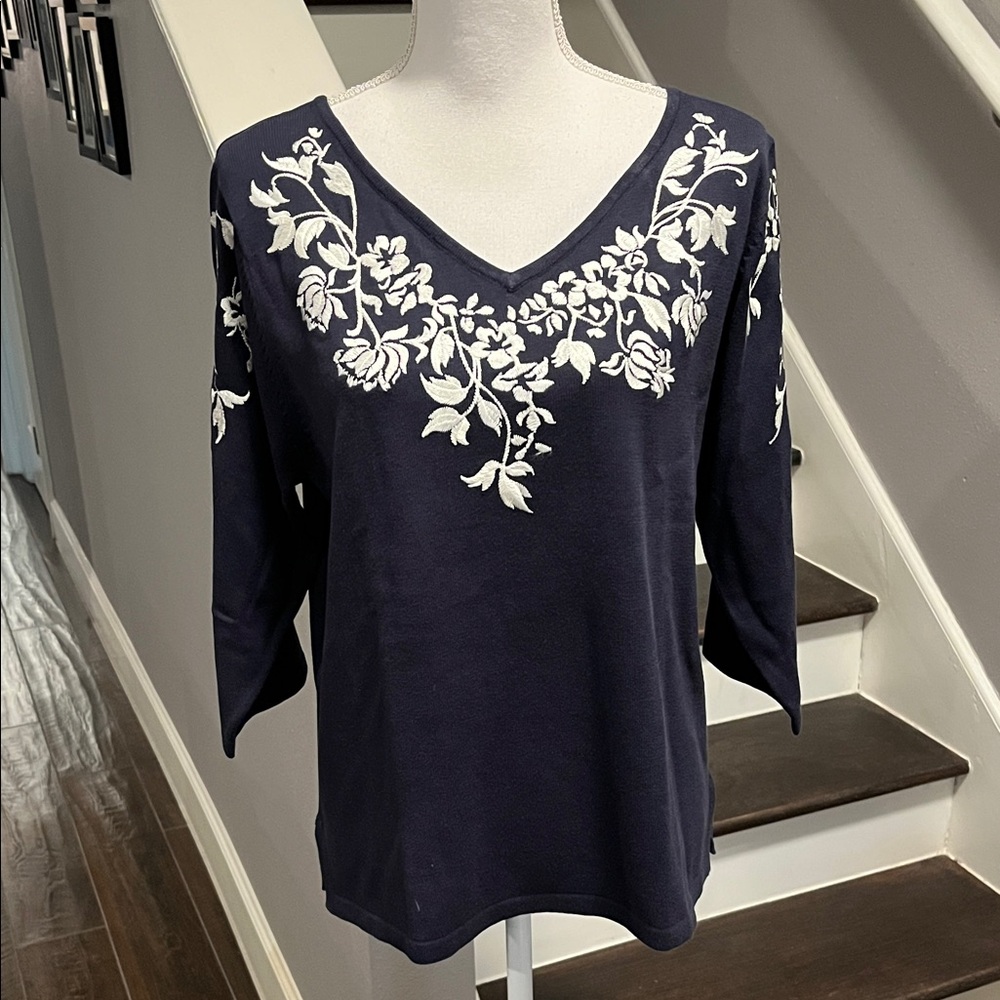 Linea by Louis Dell'Olio Navy Sweater with White Embroidery. NWT. Sz Lg